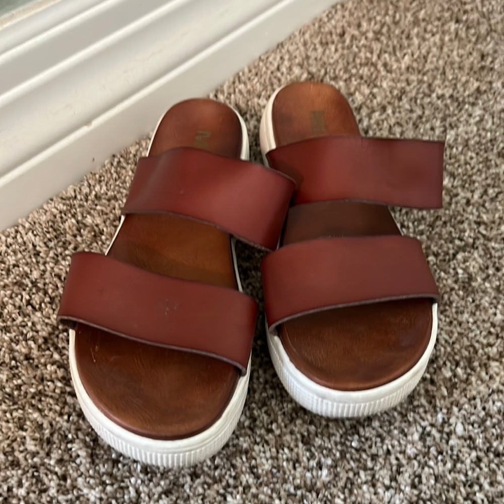 Women’s MIA brown leather platform sandals. 7.5